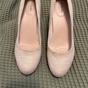 Clarks Collection Women's Pale Pink Textured Pumps